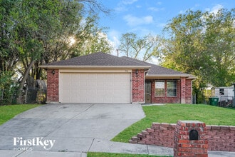 Building Photo - 916 Meadow Park Dr