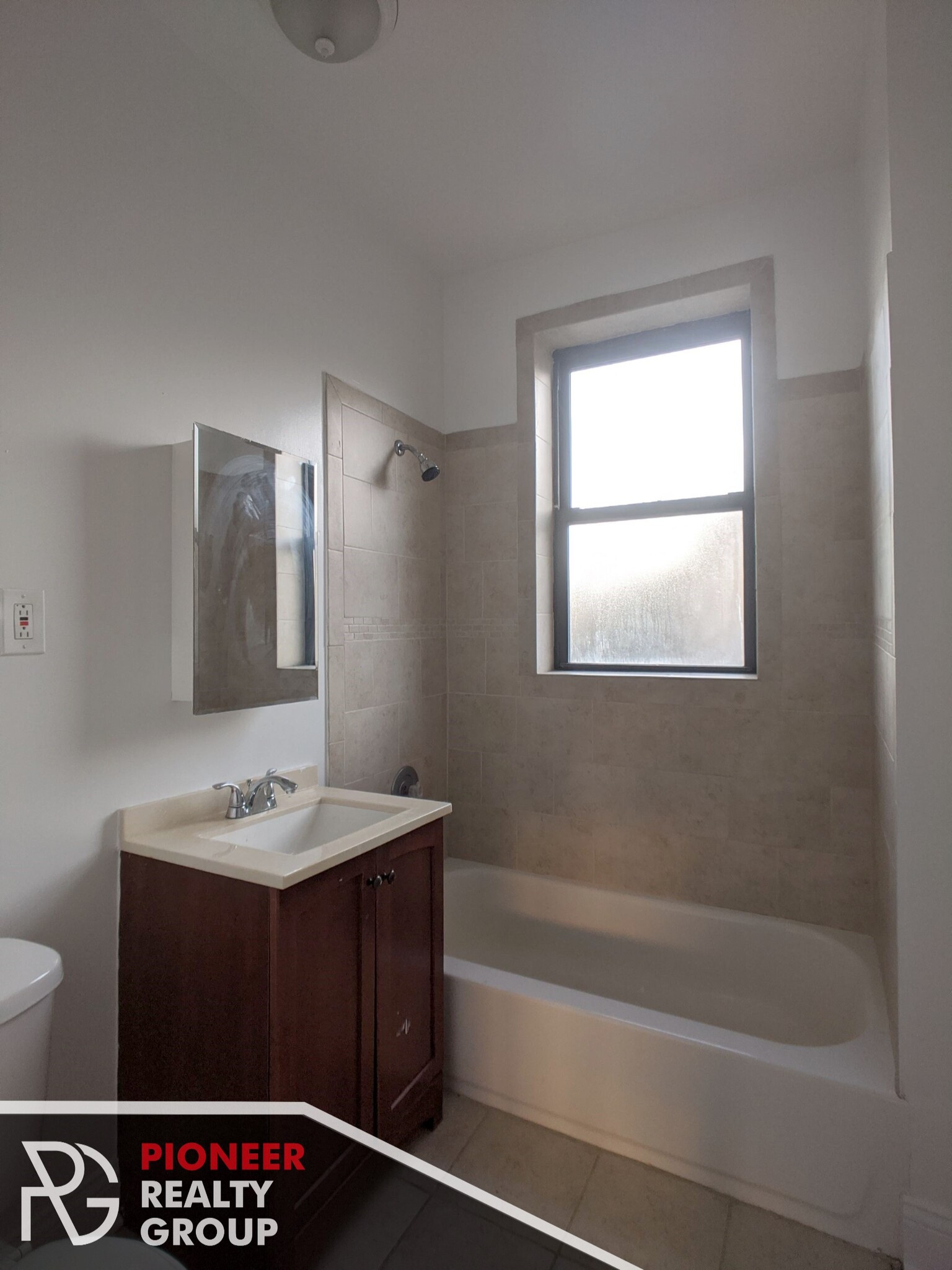 Building Photo - 812 W Waveland Ave