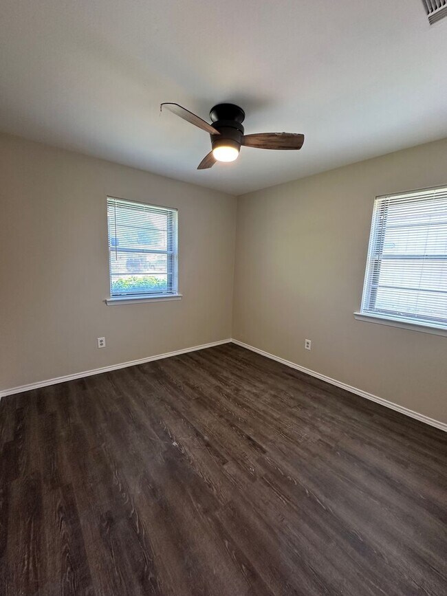Building Photo - Freshly updated and Move in ready!