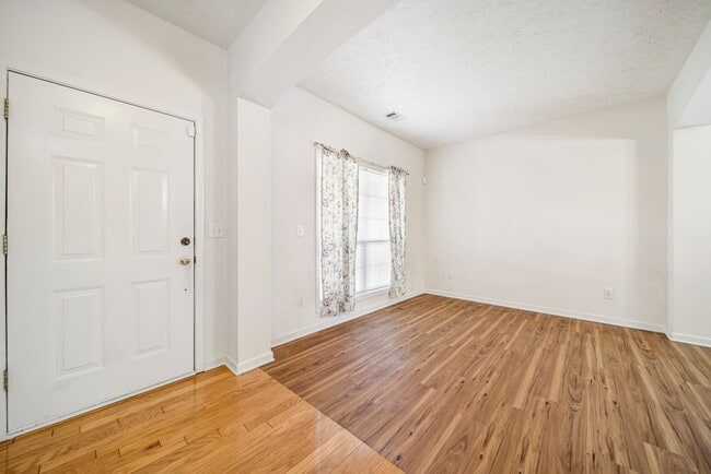 Building Photo - 740 Clairidge Ln SW