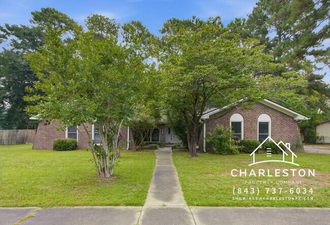 Building Photo - 2067 Dogwood Rd