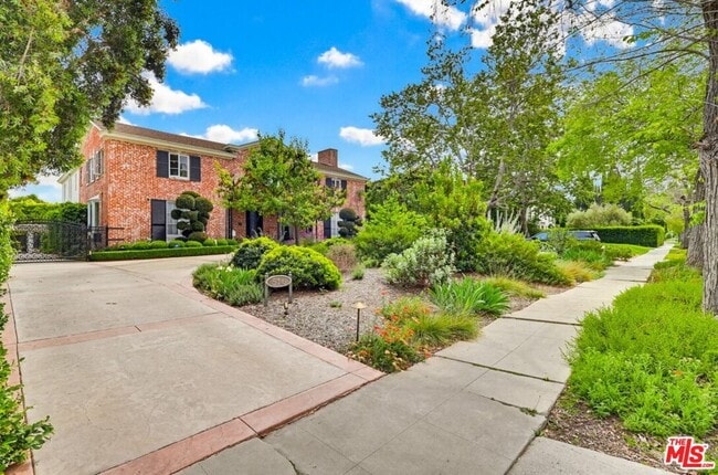 Building Photo - 516 S Rimpau Blvd