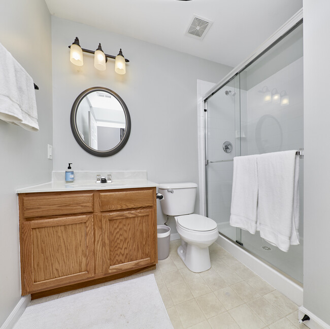 Second Full Bathroom - 408 Covered Bridge Ln