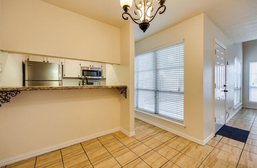 Building Photo - 819 Red Bird Ln