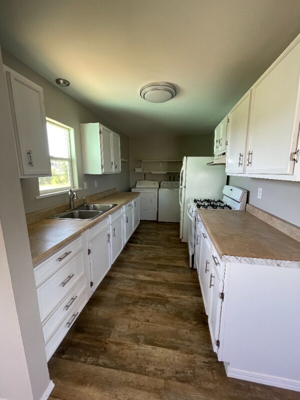 Building Photo - 2555 Valley Dr