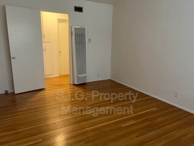 Building Photo - 1702 W Victory Blvd
