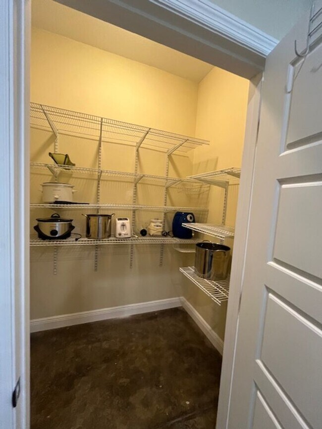 Building Photo - Gorgeous Fully Furnished 4BR/3BA Home – Id...
