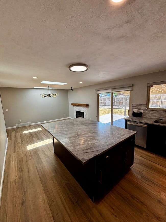 Building Photo - Stunning 5 Bedroom in the Coveted Kipling ...
