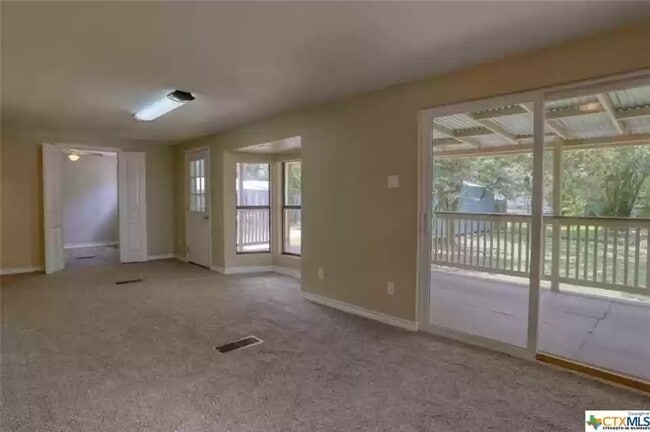 Building Photo - 422 E Robin Ln