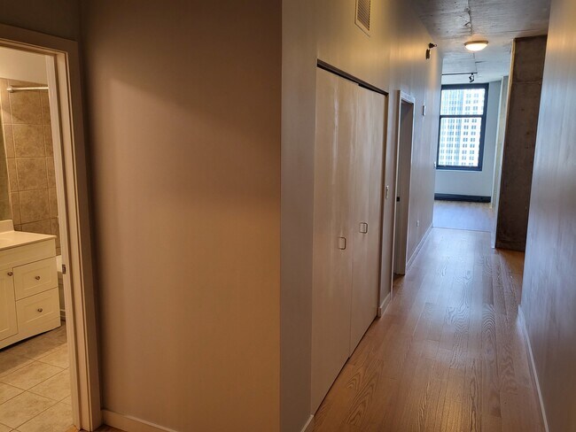 Building Photo - 235 W Van Buren St