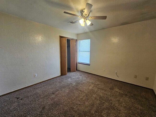 Building Photo - 4023 NW Ozmun Ave