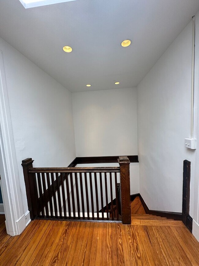 Building Photo - 809-809-809-802 King St