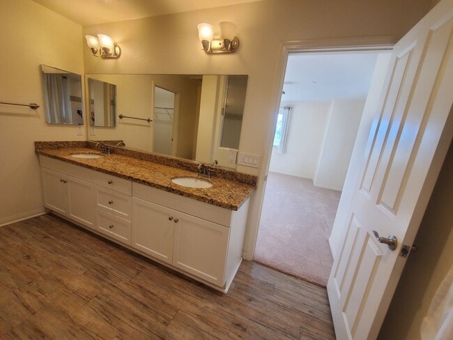 Building Photo - Spacious Condo 3 bedrooms, 2 bathrooms Built 2016