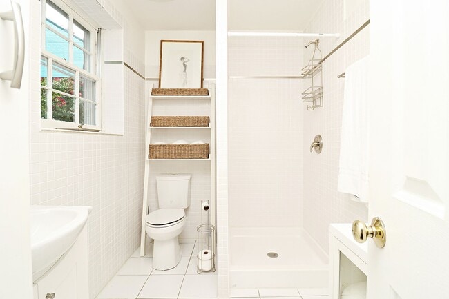 Building Photo - Beautiful Greenbrier Heights Home With Fen...