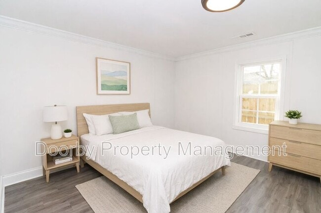 Building Photo - 921 East Ave