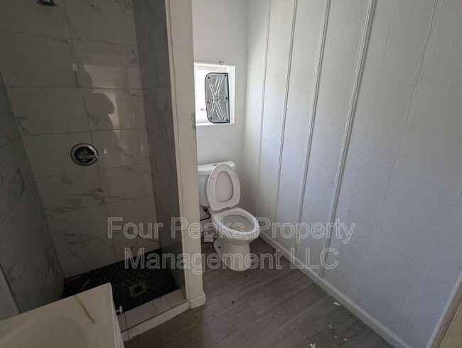 Building Photo - 102 E Hatcher Rd