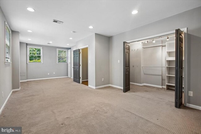 Building Photo - 3801 Denfeld Ave