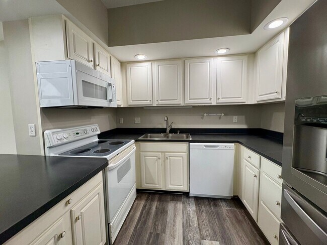 Building Photo - 2 Bedroom 2 Bathroom in Waverly Woods Harr...