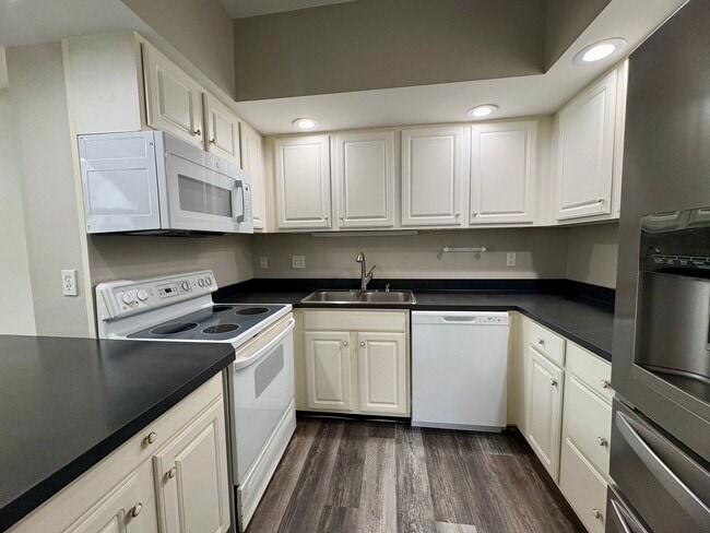 Building Photo - 2 Bedroom 2 Bathroom in Woodland View Harr...