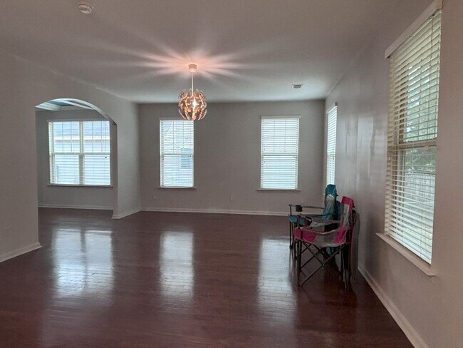 Building Photo - Magnificent Two Story Four Bedroom Home in Northeast Columbia!