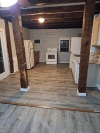 Building Photo - 404 Main St