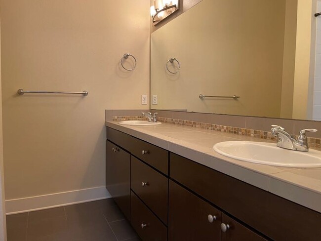 Building Photo - Light and Bright Greenwood Townhouse