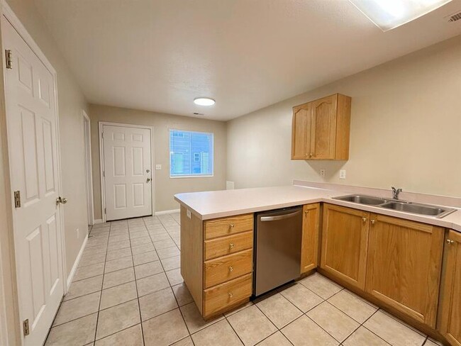 Building Photo - 545 W 350 N