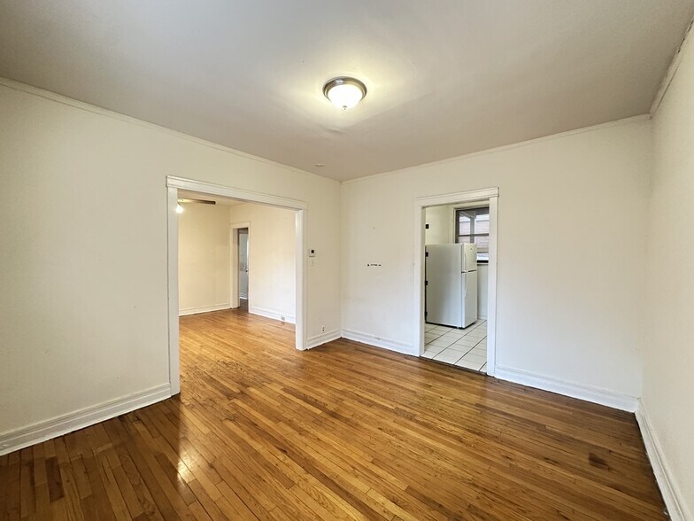 Building Photo - 824 W Waveland Ave