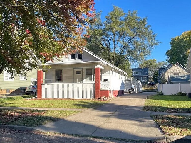 Building Photo - 1105 E Kansas St
