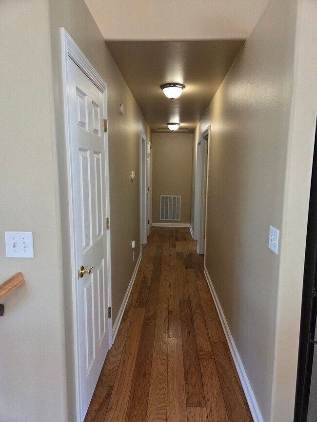 Building Photo - Charming Home in the Desirable Willow Spri...