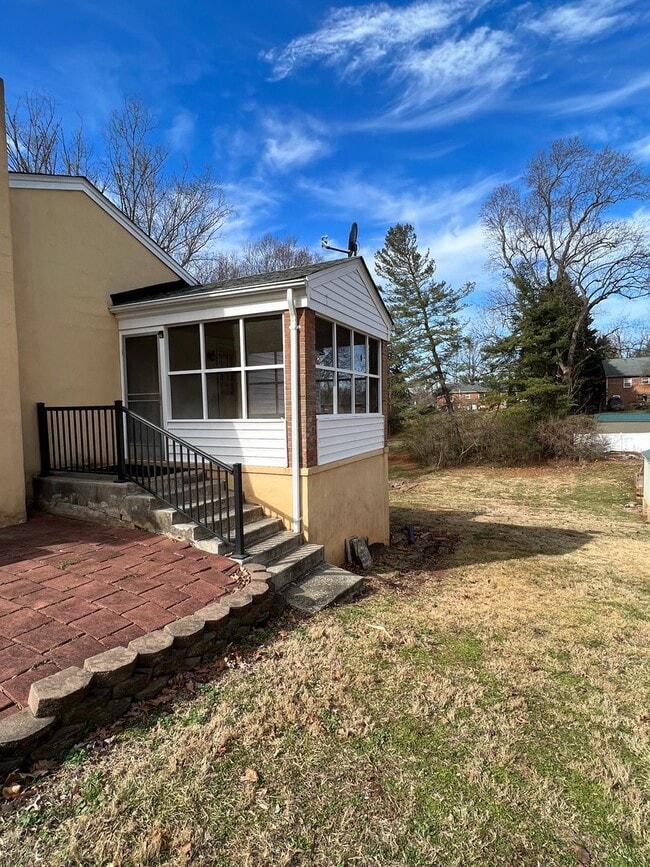 Building Photo - Charming 3 bedroom house