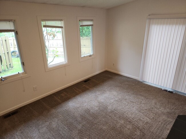 Building Photo - 2 bed 1.75 bath apartment close to JBER.