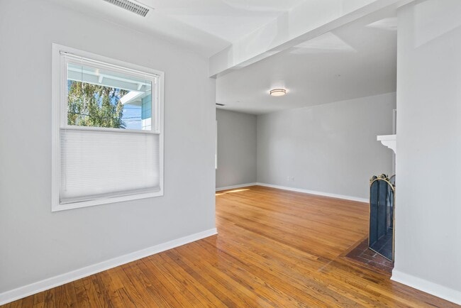 Building Photo - Pet Friendly 3Bd/2Ba Single-Family Home
