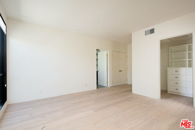 Building Photo - 633 Palms Blvd