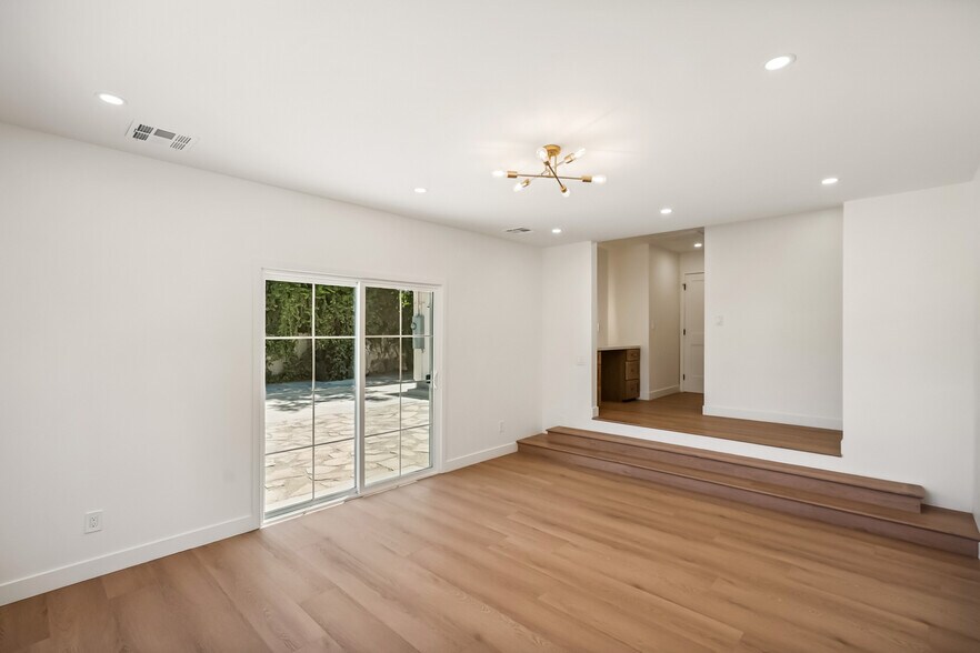 Primary Suite | Bedroom #1 - 4702 Kraft Ave