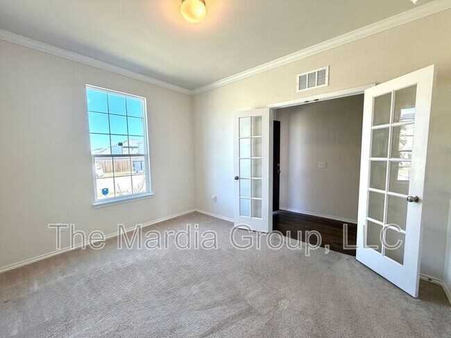 Building Photo - 2006 Hummingbird St