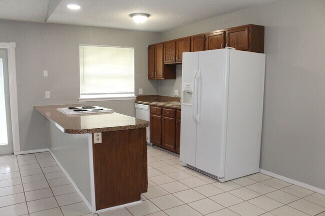 Building Photo - 3 bed 2 bath