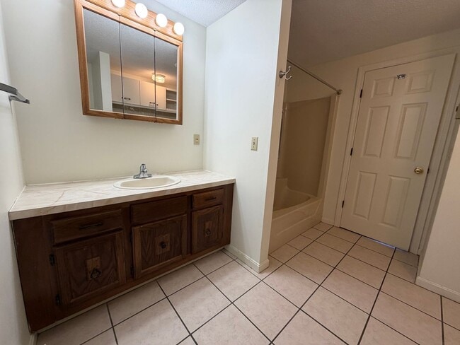 Building Photo - 9-11 Oakview Dr