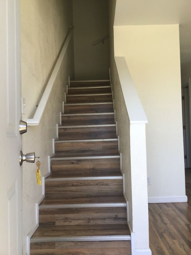 Building Photo - Townhouse Available