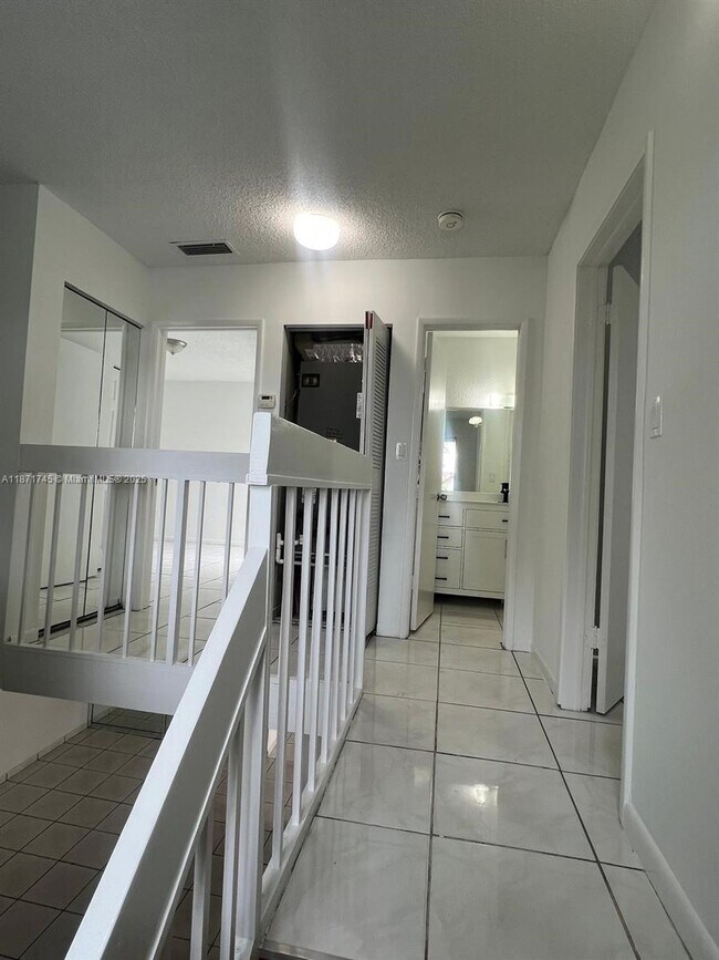 Building Photo - 526 NW 99th Ct