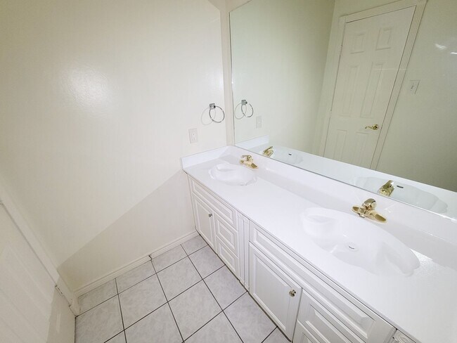 Building Photo - Welcome to this beautiful 2 story, 4 bedroom 2.5 bath home. Spacious living area with high ceilin...