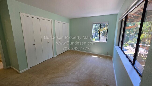 Building Photo - 5 Oak Forest Rd