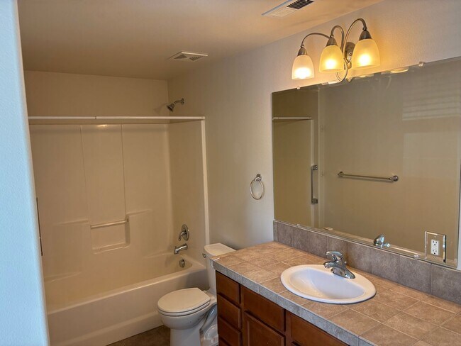 Building Photo - Newly updated home in SW Bend with large b...