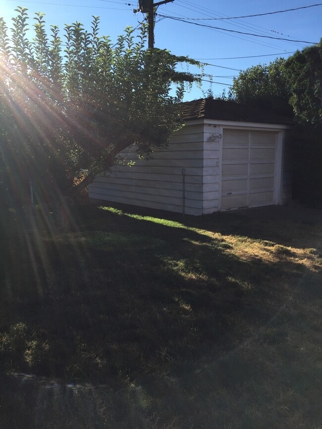 Building Photo - Darling Home in Historic Yakima Neighborhood