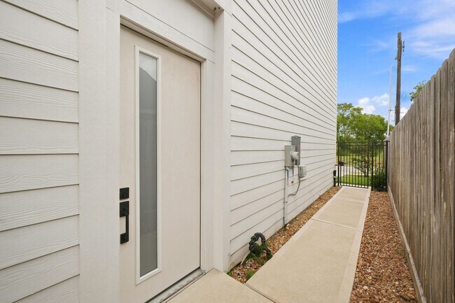 Building Photo - 3542 Amos St