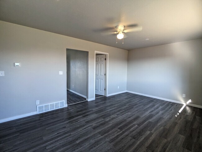 Building Photo - 6631 Julian St