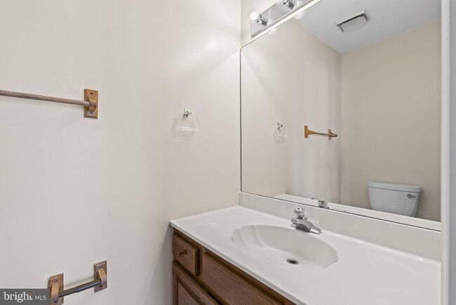 Building Photo - 786 N Vermont St