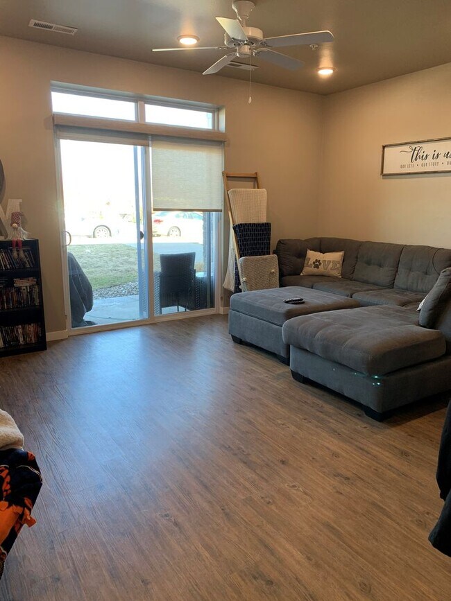 Building Photo - Spacious 1-Bedroom/1.5-Bath, unit 305, available Early July 2026!