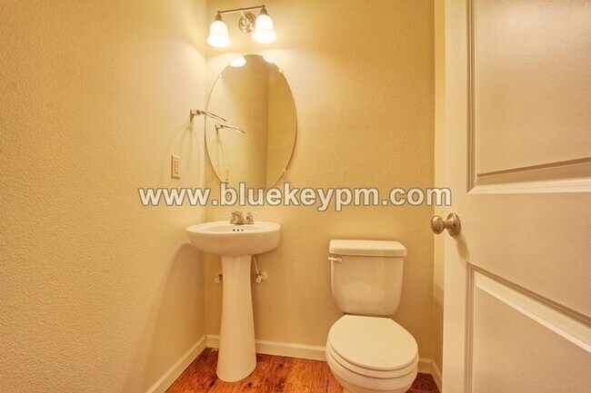 Building Photo - 3 Bed, 2.5 Bath Townhome with Upstairs Office or Tech Room
