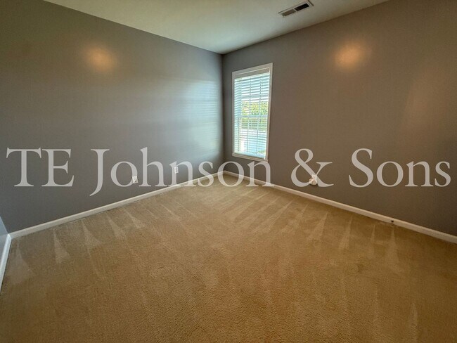Building Photo - Spacious 4 Bedroom Home with Fenced Yard & Two Car Garage in Clemmons
